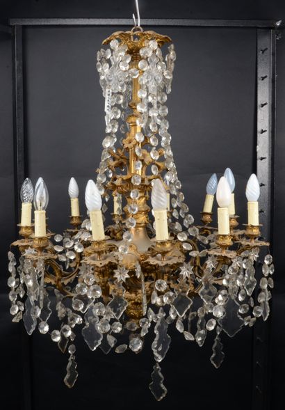 null Important gilded bronze chandelier with 12 arms of light decorated with characters,...