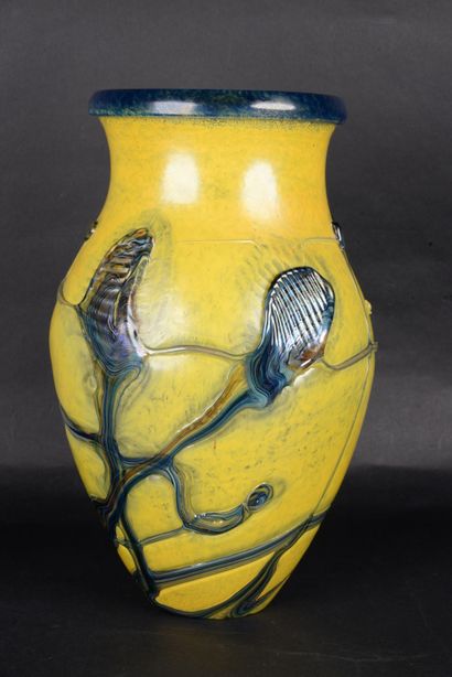 null NOVARO jean Claude (1943-2014) , important Vase soufflé bouche à décor en application...