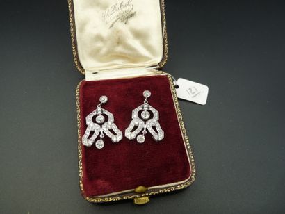 null Paire de pendants d'oreilles en or gris 18K (750/oo) et platine (850/oo) à décor...