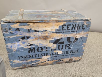 null Ancienne grande caisse publicitaire en bois peint pour l'essence 'GAZO MOTEUR,...