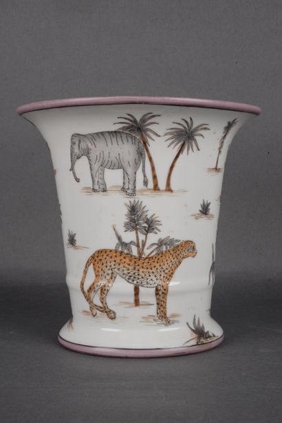 CHINE, Vase en porcelaine blanche peint d'un...