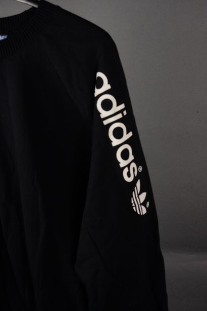 null ADIDAS model RODWAY, black round-neck sweatshirt, T FR 180