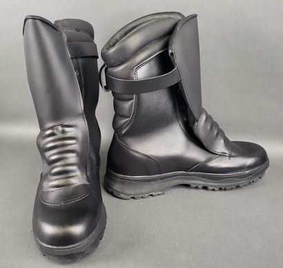 null Pair of DAVOS black leather boots, Size 41