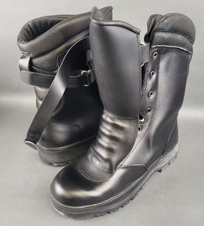 null Pair of DAVOS black leather boots, Size 41