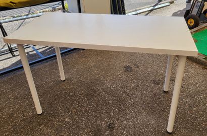 Lot de 2 tables en bois stratifié type IKEA,...