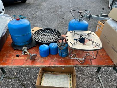 null Lot comprenant 5 bombonnes de gaz pour camping avec support à grillades
