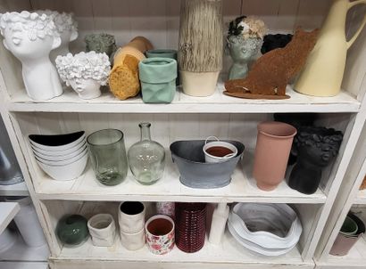 null Lot de vases et divers pots contenus d'une étagère.(Frais judiciaire 14,28 %...