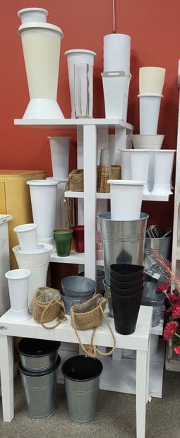 Lot de vases et divers pots contenus d'une...