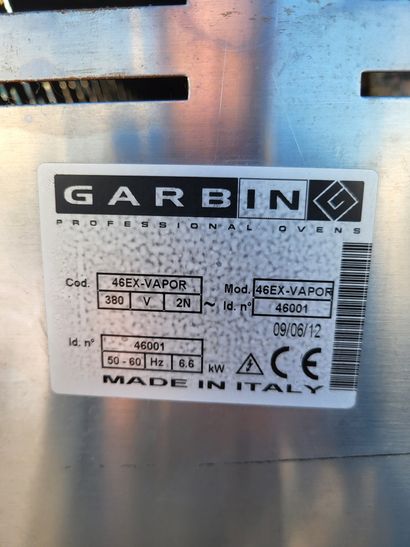 null Four professionnel de marque GARBIN modèle 46EX-VAPOR posé sur son support en...