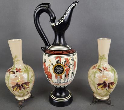 null Lot comprenant une paire de vases en verre opalin à décor de fleurs (H. 22 cm)...