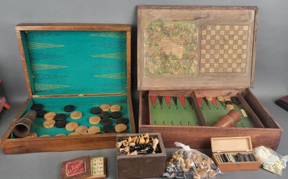 null Réunion de 2 anciennes boîtes de jeux en bois présentant, le jeu de l'oie, les...