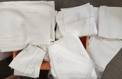 null Lot of finely embroidered linens including 4 sheets, 2 bed linen sets, a tablecloth...