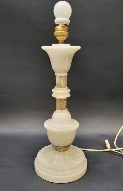 null Pied de lampe en marbre et albâtre à décor de feuilles, H. 46 cm