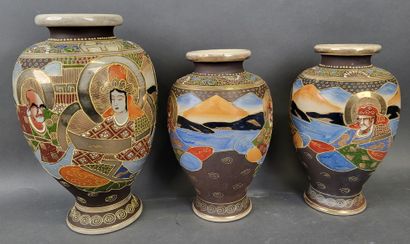 null SATSUMA, Réunion de 3 vases en porcelaine à décor de paysage et personnages,...