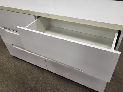 null Modern chest of drawers in white lacquered wood, opening with 6 drawers in front,...