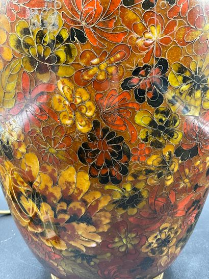 null Vase chinois en cloisonnés monté en lampe à décor de fleurs, H. 39 cm
