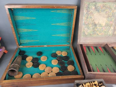 null Réunion de 2 anciennes boîtes de jeux en bois présentant, le jeu de l'oie, les...