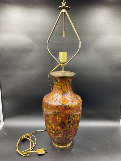 null Vase chinois en cloisonnés monté en lampe à décor de fleurs, H. 39 cm