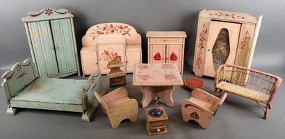 null Lot de mobilier de poupées en bois peint composant plusieurs ensembles comprenant...