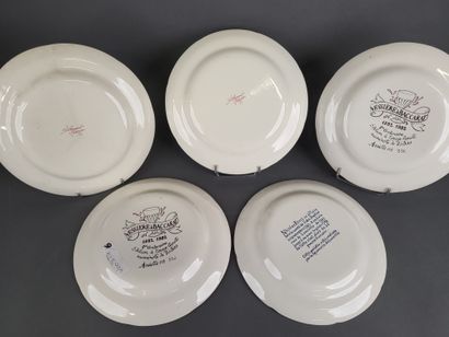 null Set of 5 modern Eastern earthenware plates