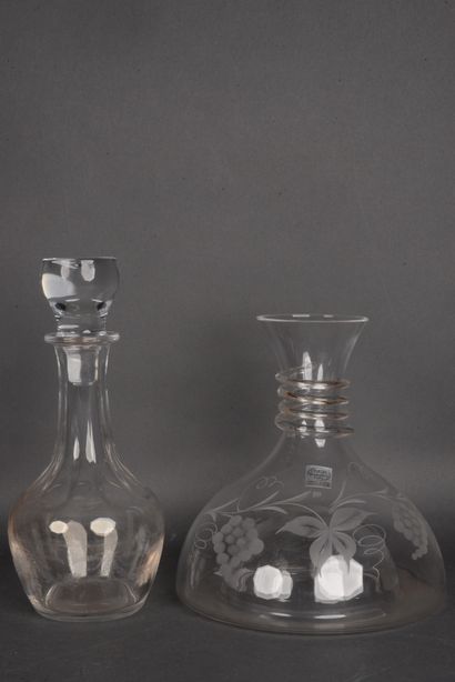 null Set of two engraved crystal decanters, H. 23 and 28 cm. A set of 6 champagne...