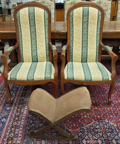 null Paire de fauteuils Voltaire en bois naturel teinté et garniture en tissu. On...