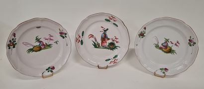 null SAINT-CLEMENT, Lot de 3 assiettes en faïence, décor au chinois, époque XIXème,...