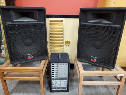 null Pair of WHARFEDALE PRO speakers with PHONICS model 740 amp