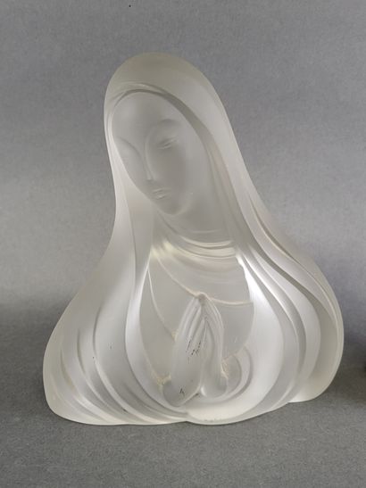 null Lot de deux sculptures représentant la vierge et comprenant un buste en verre...