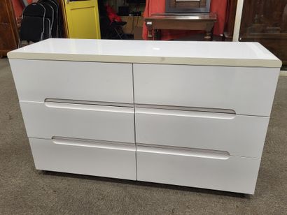 null Modern chest of drawers in white lacquered wood, opening with 6 drawers in front,...