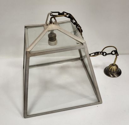 null Suspension de type lanterne en métal et verre, H. 43 cm.