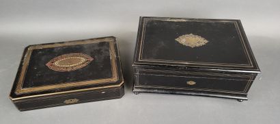 null Lot de deux élégantes boîtes en bois noirci époque XIXème à décor de marqueterie...
