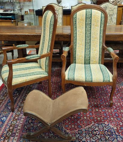 null Paire de fauteuils Voltaire en bois naturel teinté et garniture en tissu. On...