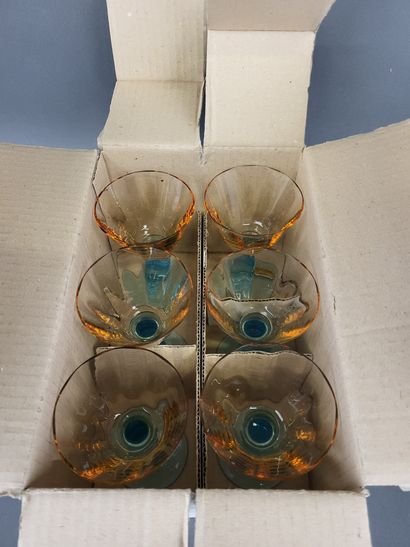 null Cristallerie de PORTIEUX, Service de 6 verres à porto en cristal coloré, H....