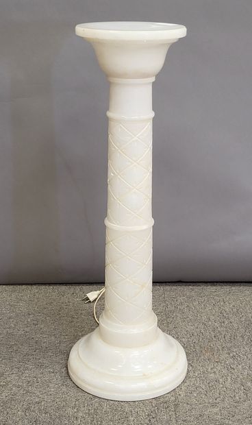 null Alabaster column sellette with lighting system, H. 78 cm