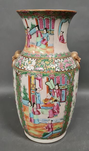 CHINE, Vase en porcelaine de CANTON de forme...