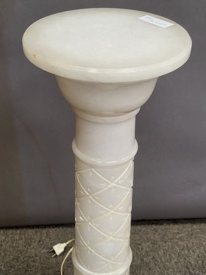 null Alabaster column sellette with lighting system, H. 78 cm