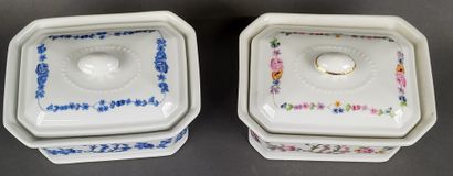 null APILCO, Lot de deux petites terrines en porcelaine à décor de fleurs en bleu...