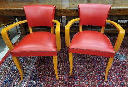null Paire de fauteuils bridge en bois et similicuir rouge.