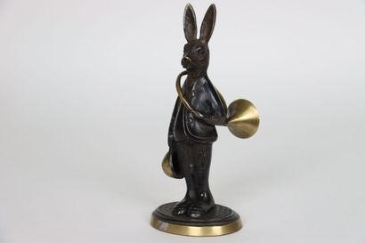 null Bronze statuette representing a LIEVRE and his hunting horn. Height: 22 cm