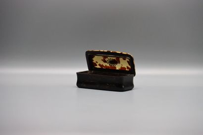 null Work of the XIXth century. Snuffbox in horn and tortoiseshell. Dimensions :...