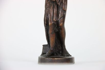null Subject in bronze, modern edition representing Venus coming out of the bath...