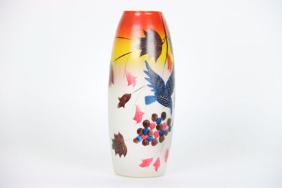 Grand vase émaillé polychrome à décor d'oiseau...