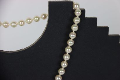 null Réunion de bijoux fantaisies comprenant un collier en perles de synthèse dans...