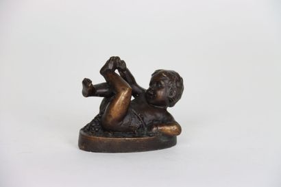 null Subject in bronze, modern edition, representing a child playing with his foot...