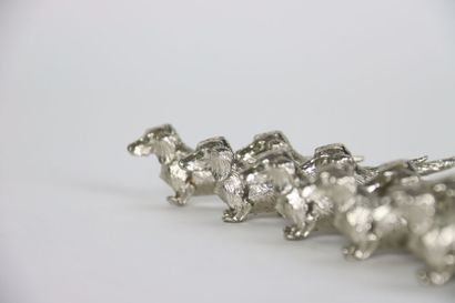 null 12 silver plated knife holders representing hunting dogs (bassets).