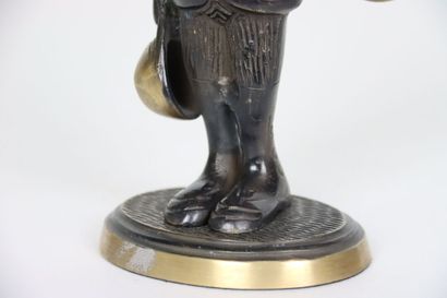 null Bronze statuette representing a LIEVRE and his hunting horn. Height: 22 cm