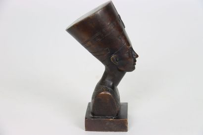 null Bronze subject, modern edition, representing the Queen of ancient Egypt NEFERTITI...