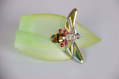 null SWAROVSKY. Brooch in crystal and silver representing a bee, one joined its crystal...