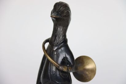 null Bronze statuette representing a DUCK and its hunting horn. Height: 20 cm